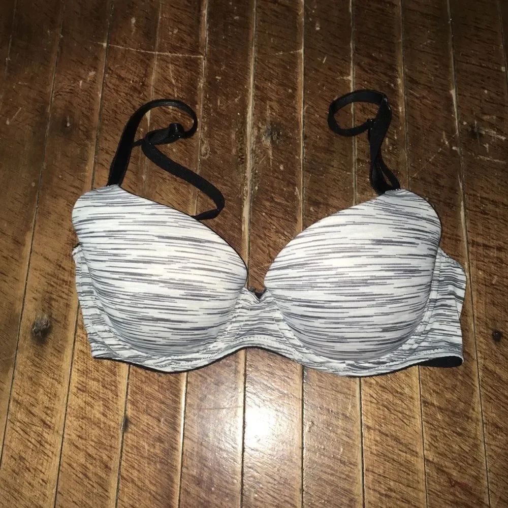 Pink Victoria’s Secret Wear Everywhere lightly lined bra